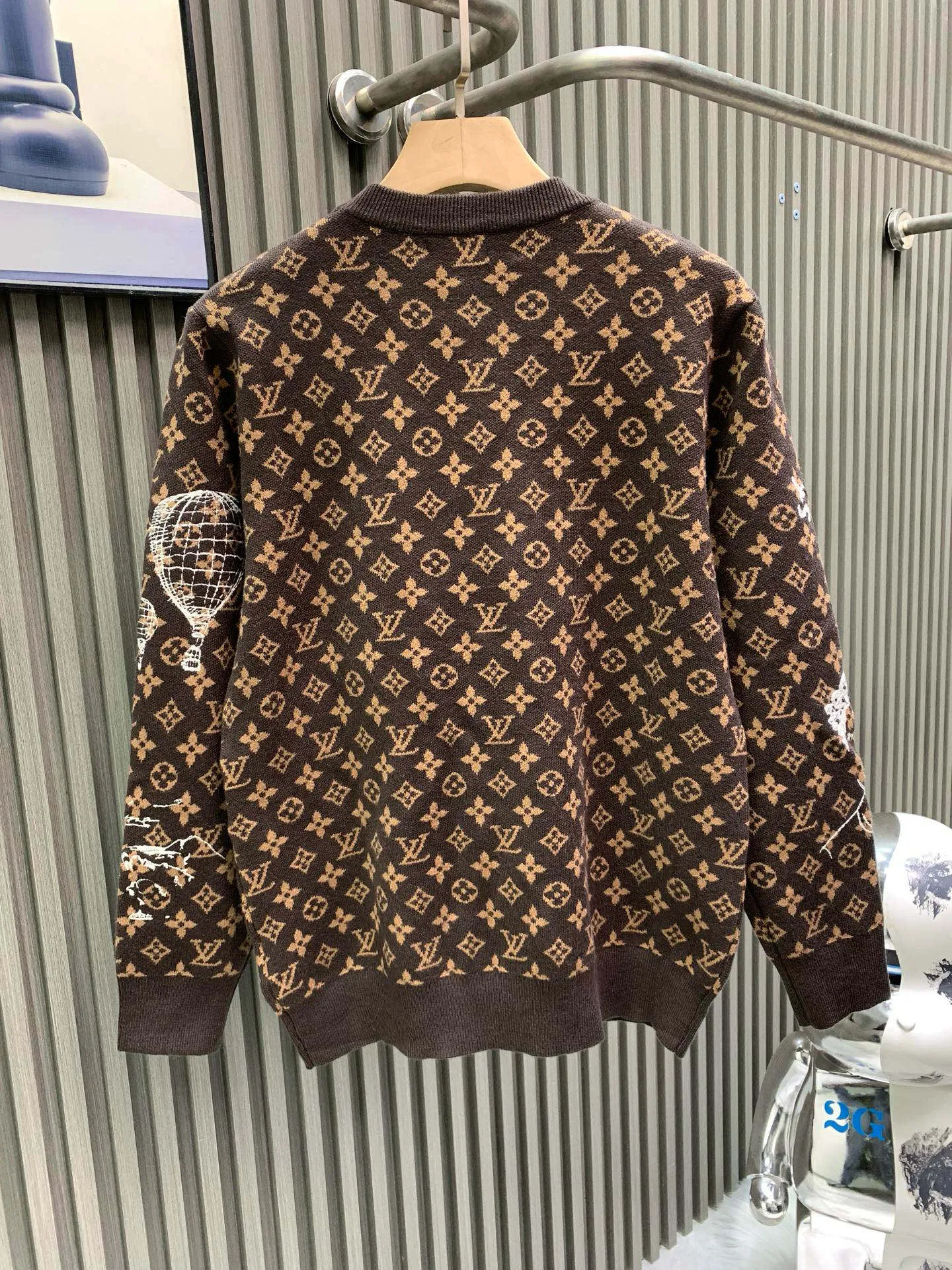🅿️480 🀄️ Louis Vuitton 𝗟𝗢𝗨𝗜𝗦 𝗩𝗨𝗜𝗧𝗧𝗢𝗡 𝗠𝗢𝗡𝗢𝗚𝗥𝗔𝗠 embroidered sheep wool crew neck shirt The material, color and embroidery of Wang Zha's show are all about difficulty. What we made can definitely be compared with ZP. It is 100% refined imitation sheep wool. It feels soft and skin-friendly. It does not shrink and can be machine washed and anti-pilling. Two-color sesame dot craft. The most difficult part is the wool yarn embroidery craft. The yarn was customized for more than a month. The whole body embroidery required laser positioning. The single piece was embroidered in counter-position splicing. Each pattern was drawn and adjusted several times, and the entire pattern was symmetrical. It really takes ingenuity to pick out these details. The brown shooting light is warm brown in real life. It is unparalleled. You must buy it~👍